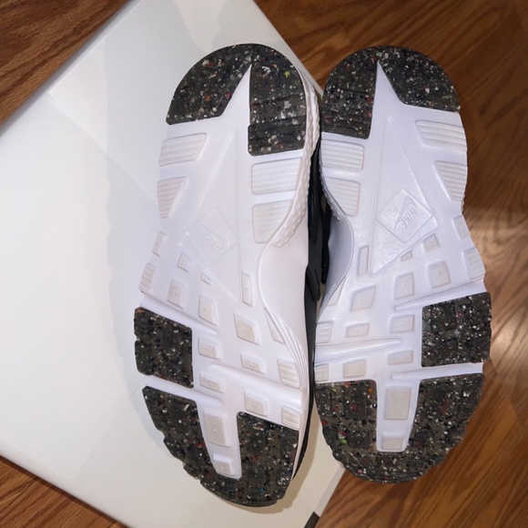 Nike Kids Huraches Run size 4 NEW* - Picture 9 of 14